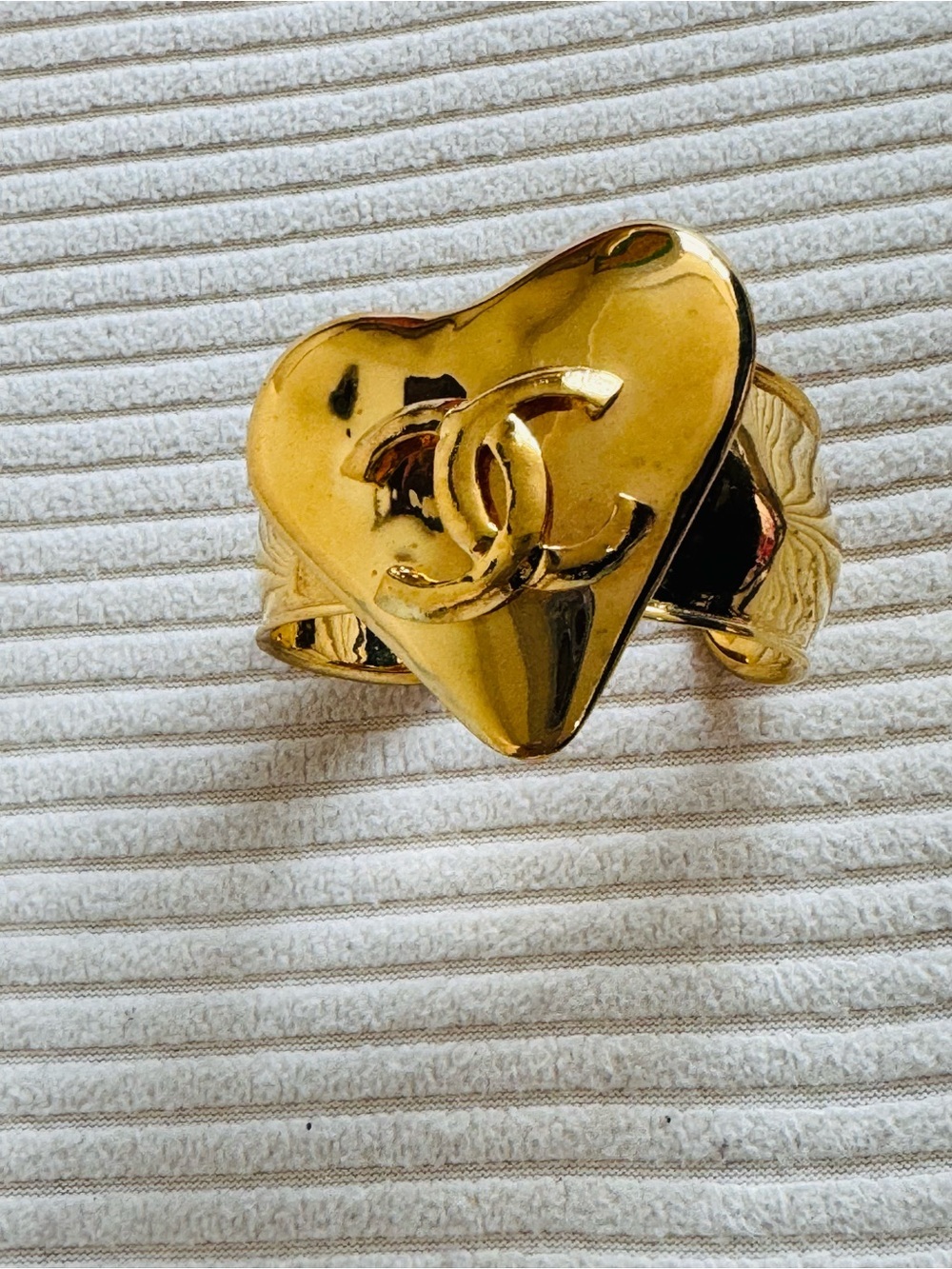 Chanel Gold Heart CC Cuff Bracelet from 1993 with COA - Picture 3 of 7